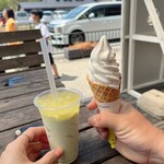 鳥取砂丘にいちばん近いドライブイン砂丘会館 カフェコーナー - 灼熱の暑さの中、水分補給！「二十世紀梨プレミアムソフトクリーム」はマストアイテム！