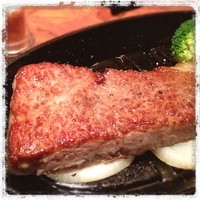 和牛ステーキ桜 - 特選黒毛和牛ロース(150g)。ミディアムレアで。
                    今日は地元・とちぎ産の和牛。
                    脂が何ともいえないくらい旨い♪♪♪
                    ソースはかけずに、塩コショウで食べるのが好き♫