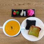 カナエル - ランチメニュー　本日のスープからお一つ、パンから二種お選びください。　(税込)￥800　※小さなサラダが付きます。