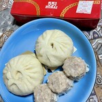 551 HORAI - レンジで温める前の豚饅と焼売