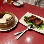 横浜中華街 中國上海料理 四五六菜館 - 皮付き豚肉の醤油煮込み(蒸しパン添え)