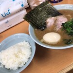 横浜らーめん 武蔵家 - 特製らーめん並＋サービスライス！