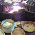 定食のご飯、お味噌汁、生卵、お漬物。