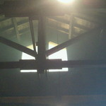 らくだ山 地鶏の店 - 天井　　煙もくもく　