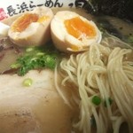 博多長浜らーめん道 - 味玉子は黄身がゲル状で味付けも絶妙!!麺は極細ストレートでバリカタでもカタくらいかな？