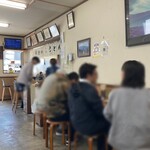 味の屋 - 店内、厨房とカウンター席