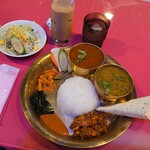 ジャングル - 定番のダルバートが出てきました。ダルもカレーもたっぷり。ご飯炊きたてアツアツ♪