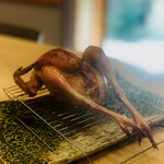 柚木元 - ⑦【強肴】
      ぎたろう軍鶏の雑キノコ3種+α（アカヤマドリタケ、ハナイグチ、アミタケ、綿内蓮根、ナツメグ）スタッフィングロースト（詰め焼き）、鶏出汁+アカヤマドリタケのソース、レバーペースト添え