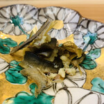 柚木元 - ⑥【進肴】
      子持ち天龍鮎の、3種（身：藁焼き、骨：唐揚げ、卵：味噌溜り：上積み液）和え