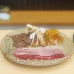 柚木元 - ⑪【〆1】具材
      ・止鍋1：今年秋獲れ熊ロース+松茸+雑キノコ2種（ハナイグチ、ヌメリセミタケモドキ）のすき焼き