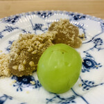 柚木元 - ⑬【水菓子】
      栗粉餅、シャインマスカット