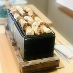 柚木元 - ③【鉢肴】
      焼き松茸：調理中