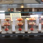 オウギ - 注文カウンターにゎ綺麗に並べられた「いなり寿司」が