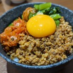Kandou No Niku To Kome - 付け合わせを盛り込んで卵の黄身を乗せた「肉コメ丼」なるものが例として？掲示されていたので真似てみた。