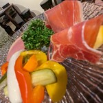 Kajuaru Itarian Oono - 前菜盛り合わせ。ピクルス、柿と生ハム、鴨ロースト