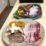 柚木元 - ⑪冬のツキノワグマのロース肉と天然雑キノコの鍋
      ⑫秋のツキノワグマのロース肉と松茸のすき焼き