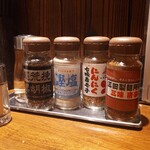 三田製麺所 - 卓上薬味群