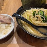 横浜家系ラーメン 銀家 - 