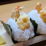 Ochaduke Omusubi Yokoyama - 天むす(税込150円)×2個
                        艶々のご飯で揚げ立ての海老天を握って下さいます
                        これが塩味に海老天の旨みと甘みが合わさって絶妙だったりします
