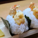 お茶漬け・おむすび よこやま - 天むす(税込150円)×2個
            艶々のご飯で揚げ立ての海老天を握って下さいます
            これが塩味に海老天の旨みと甘みが合わさって絶妙だったりします