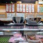Ochaduke Omusubi Yokoyama - 店内はショーケースがあったりして下町のお寿司さんみたいな雰囲気で雑然としています
                        お席はカウンター5席とテーブル4席×3卓の合計17席
                        昭和な趣きがありますねぇ