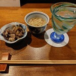 Futayono Tsuki - お通し（牛肉と牛蒡の山椒煮、たぬきうどん）、日本酒