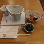 そば処 長岡小嶋屋 本店 - 酒肴セットの八海山特別本醸造（150ml）、季節の小鉢、お通し（そば味噌）