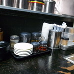 金久右衛門 - テーブル上の調味料などetc