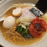 RAMEN CiQUE - 塩ラーメンと塩味玉と焼きトマト！焼きトマトはこのお店ならでは！そして、お麩や青菜もですが、オリジナリティ溢れるラーメンは一度は経験したいラーメンでした。