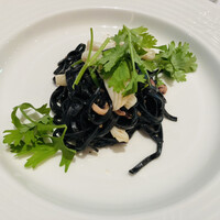 テストキッチンエイチ - アオリイカ、塩辛、パクチーのイカスミタリオリーニ