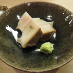 寿司 竹本 - 山陰の蒸し鮑、荒塩でいただきます。毎回、これが楽しみで
