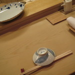 寿司 竹本 - 席。始まりに期待