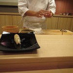 寿司 竹本 - 店主の手元が見えるカウンターです