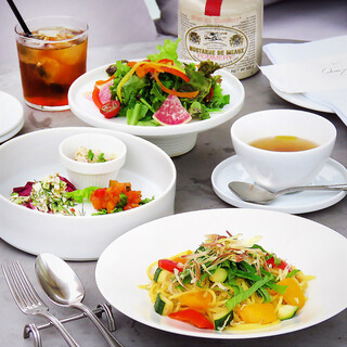 カフェ、フレンチ、バー…幅広い食時間をQueencyと共に。