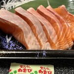 魚屋 Fish.K - サーモンも　分厚い！！　下のわさびで比べてくれたらわかるかな？　ちなみにわさびは付いてないです。