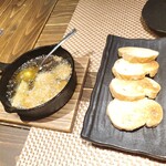 海鮮 イタリアンバル ルチアーノ - アヒージョは海老がたっぷり入っています。