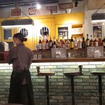 海鮮 イタリアンバル ルチアーノ - オーナーの好みで若い店員さんがいっぱいいます。