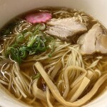 Kouraku - 極細麺は自家製麺。
                      オーソドックスな醤油ラーメンといった感じ。