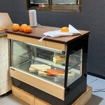 魚屋 Fish.K - おー！！見えるショーケースにウニが！！と思っていたら、、、