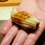 鮨 唐島 - 穴子は柔らかいので手渡し