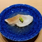 鮨 唐島 - 小鯛の酒蒸し、昆布出汁に煎り酒、わさび