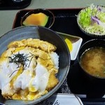 とんかつ和ちゃん - かつ丼（850円）※味噌汁、サラダ、漬物、果物付き