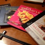 Yakitori Brochette - 美味しい焼鳥を食べながら洋書を手にとって楽しい時間をすごしていただきたく、店内では欧明社の書籍も販売しています。閲覧自由なので是非お手に取ってください。