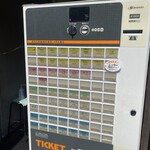 ラーメン人生JET - 食券は購入後順番が近くなるとお店の方が取りにきます