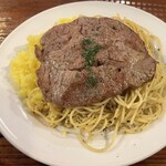 ラ・タベルナ - 牛肉の薄切りステーキ　バターライスとスパゲッティー添え
