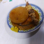 山本酒店 - おでんの大根とすじ