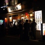 ビルの合間で立ち呑みスペースもあり賑わう一角！