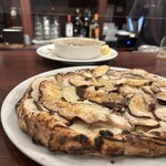 ピッツェリア ファッブリカ 1090 - キノコのってます