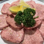 やきにく 萬々事々 - 特上タン塩　1人前1,200円（税別）
写真は3人前になります