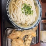 讃岐うどん いわい - ひやあつうどん（大盛り）　600円　天ぷら（とり・ちくわ）150円（かぼちゃ）100円